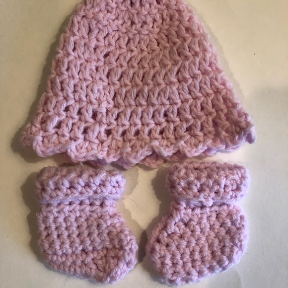 Pink Baby Hat and Booties Set Size Newborn-3M Perfect for a Baby Gift - Picture 4 of 4